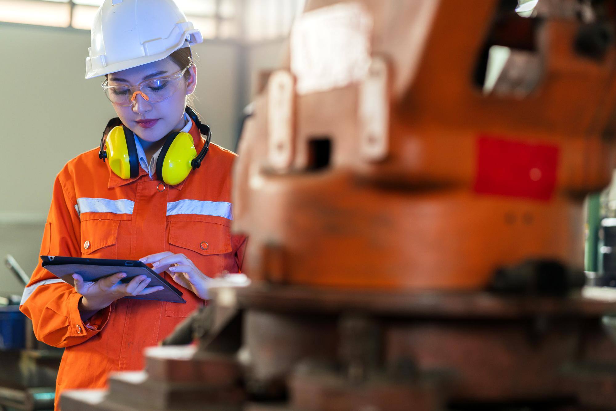 asian-female-engineer-specialist-with-measuring-machine-with-manipulator-armthreedimensional-coordinate-measurement-check-sizes-3d-check-sizes-parts-cmm-after-machining-process asian-female-engineer-specialist-with-measuring-machine-with-manipulator-armthreedimensional-coordinate-measurement-check-sizes-3d-check-sizes-parts-cmm-after-machining-process